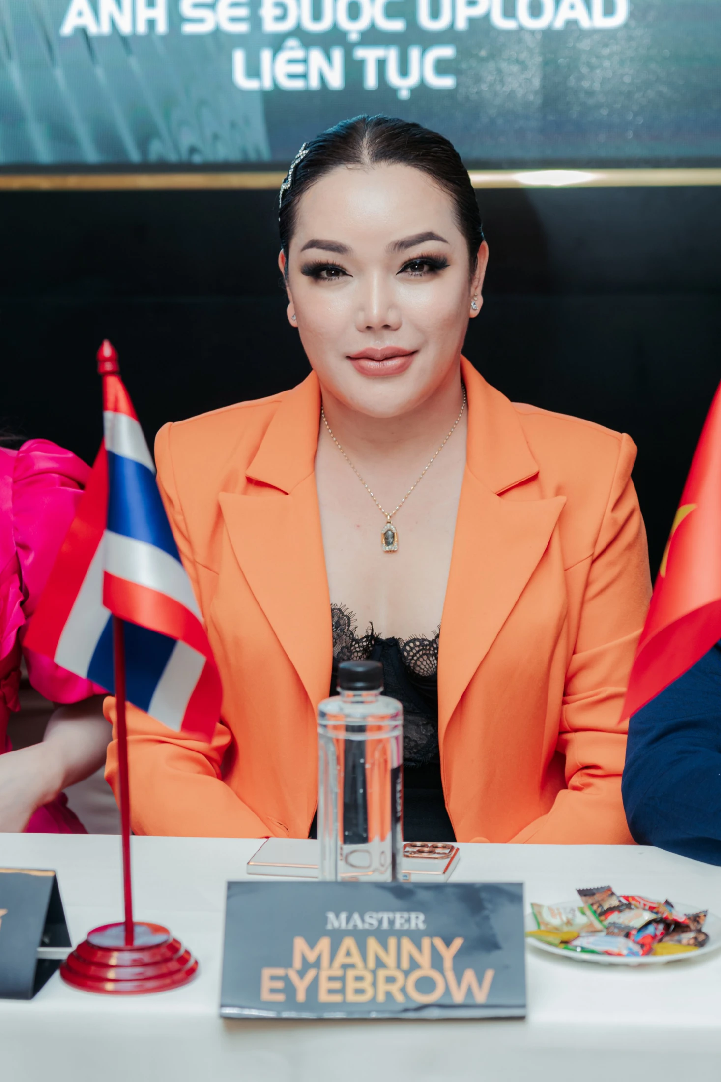 ภาพผลงานและกิจกรรมของ Manny Eyebrow