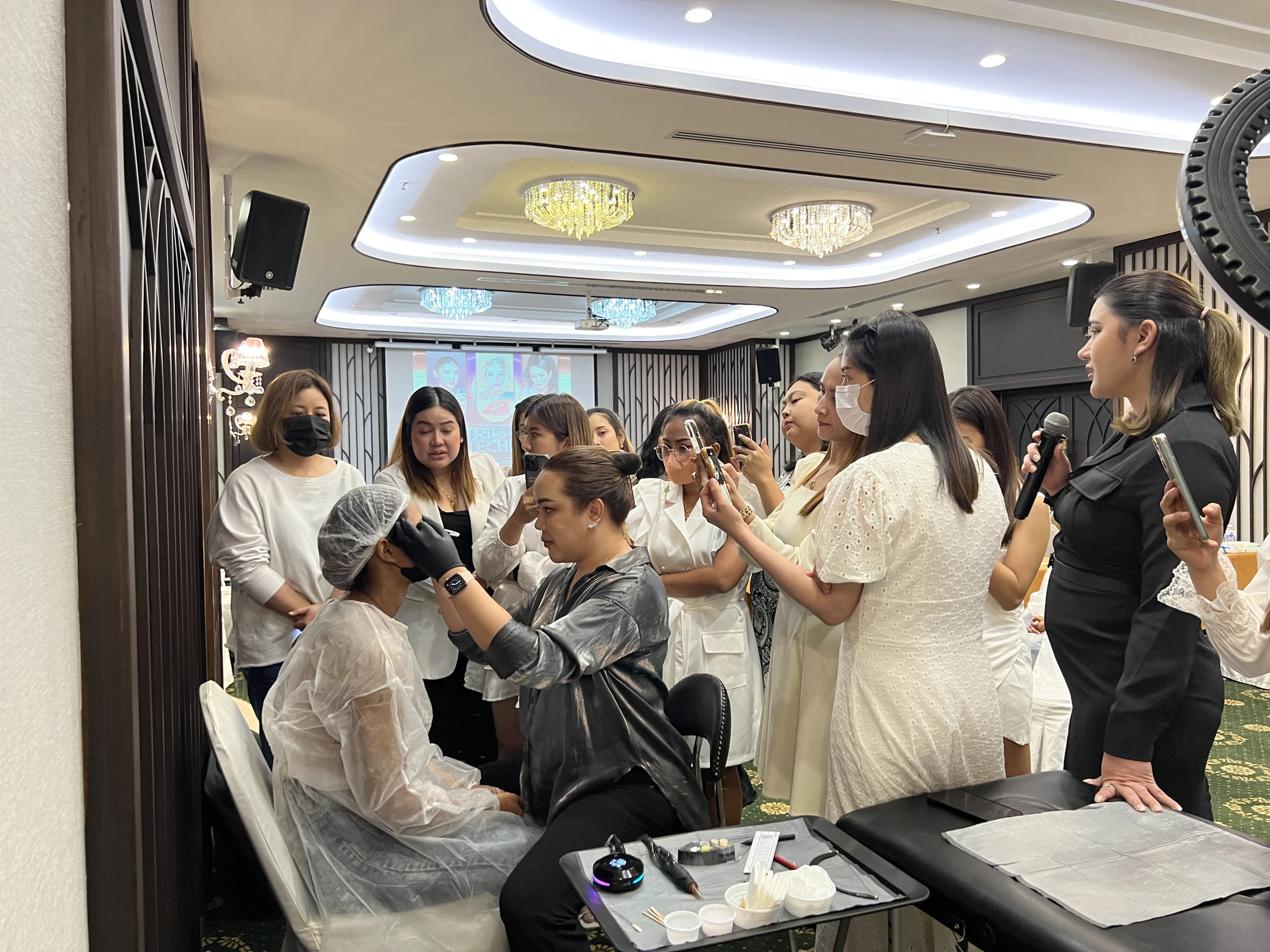 ภาพผลงานและกิจกรรมของ Manny Eyebrow